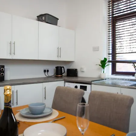 Spacious 2br In Chadderton Near *