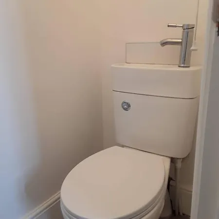 Nyaraló Spacious Comfortable With Free Parking Manchester