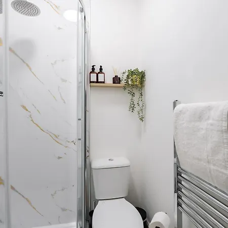 Spacious 6br House Sleeps 11 Free Parking *