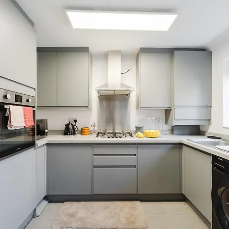 Sleeps 10, Modern 5-Bed House Near Manchester City Centre, Free Parking Tatil Evi