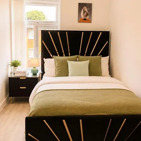 4 Bedroom House Sleeps 7 -free Parking -co-op Live Manchester