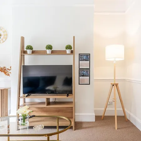 4br With Games Salford Sleeps 7 *