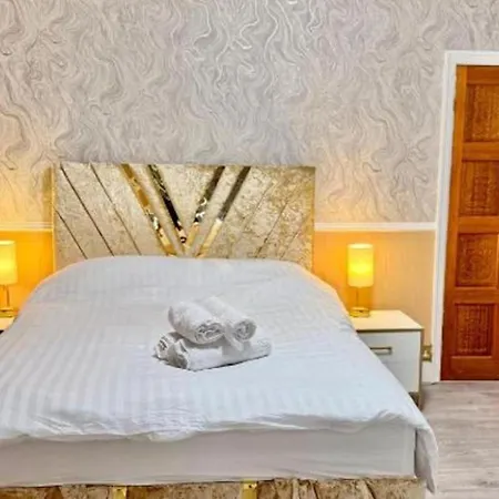 North 3-bed House Sleeps 6 With Wifi * Manchester