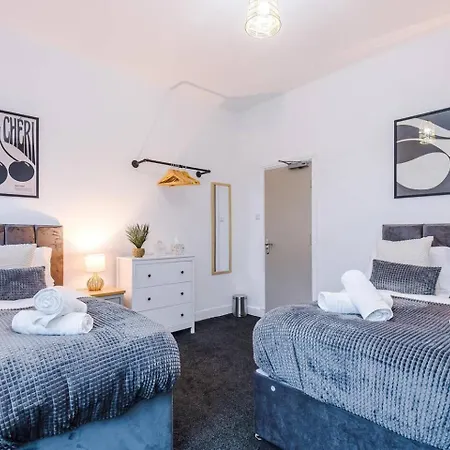 Nyaraló 3 Bedroom House | Sleeps 7 | Free Parking | Fast Wi-fi *