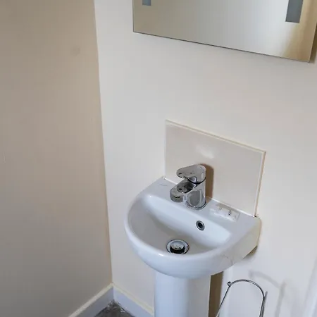 Modern 4br Sleeps 7 With Garden&free Parking Vakantiehuis