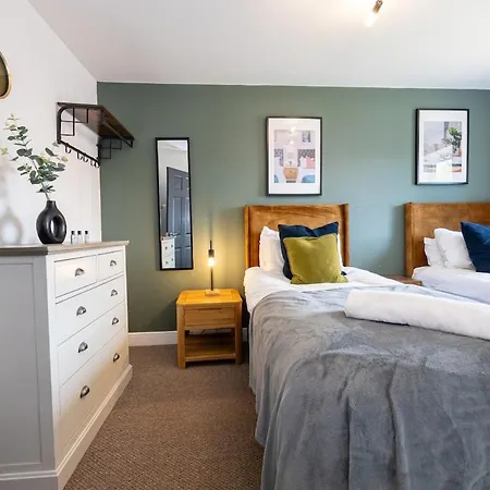 3-bed Near Centre-coop Live-etihad Man Stadium-driveway Parking-sleeps Upto 6 Guests