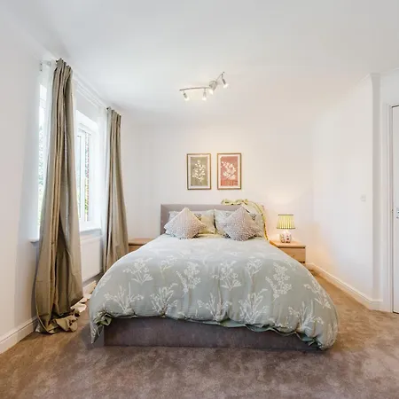 Sleeps 10, Modern 5-bed House Near Centre, Free Parking Feriehus Manchester