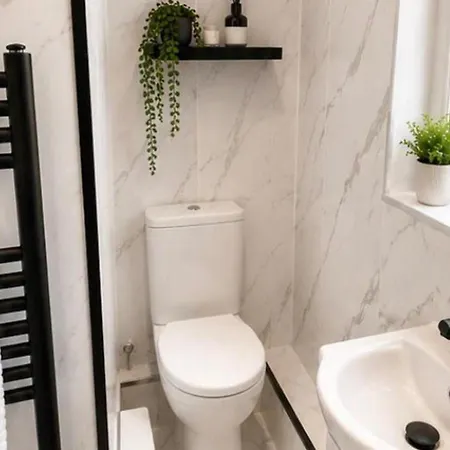 4 Bedroom House Sleeps 7 -free Parking -co-op Live Manchester