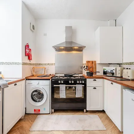 Nyaraló 4br With Games Salford Sleeps 7