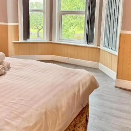 North 3-bed House Sleeps 6 With Wifi Tatil Evi