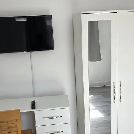 4-bed House - Ensuite - Sleeps 8 - Parking *
