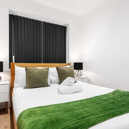Group-friendly 4br House With Driveway Parking In * Manchester