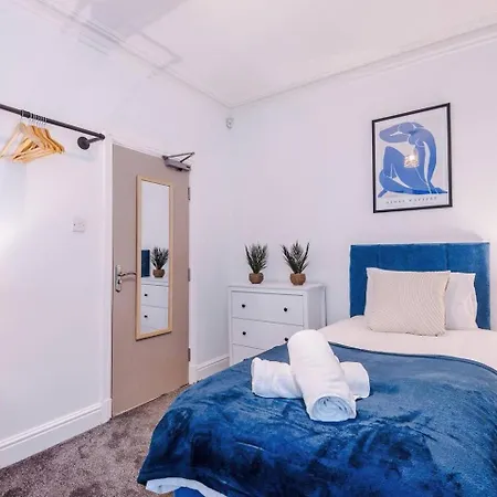 3 Bedroom House | Sleeps 7 | Free Parking | Fast Wi-fi Nyaraló Manchester