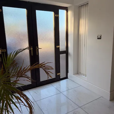 4 Bedroom Modern House In Prime Location Nyaraló Manchester