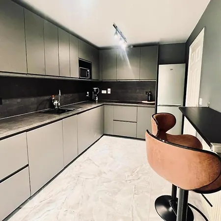 House Sleeps 10 With Free Parking - Pets Welcome Vakantiehuis