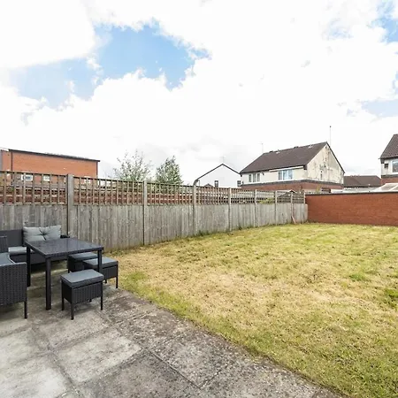 3-bed Near Centre-coop Live-etihad Man Stadium-driveway Parking-sleeps Upto 6 Guests Manchester