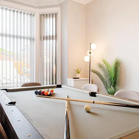 Modern 3br For 8 - Easy Access - Free Parking Nyaraló *