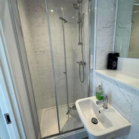 Warm 3 Bedrooms House Close To *