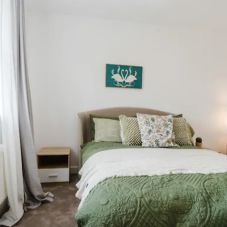 Sleeps 10, Modern 5-bed House Near Centre, Free Parking Feriehus Manchester