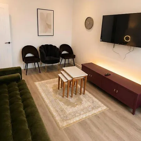 4 Bedroom House Sleeps 7 -free Parking -co-op Live Manchester