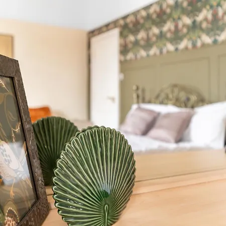 Enormous 5 Bed House - Sleeps 13 - Free Parking *