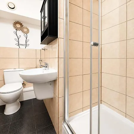 6-bed House - Sleeps 12 - Free Parking Tatil Evi
