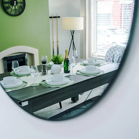 New Cosy 2br | Pool Table | Parking | Ps4 + Games * Manchester
