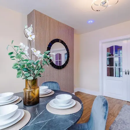3 Bed House Driveway Workspace Sleeps 7 * Manchester