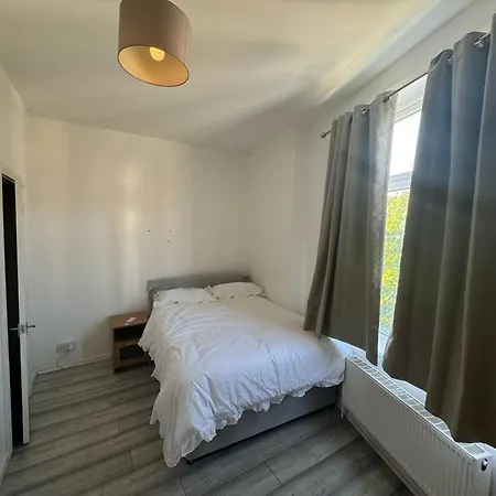4-bed House - Ensuite - Sleeps 8 - Parking * Manchester
