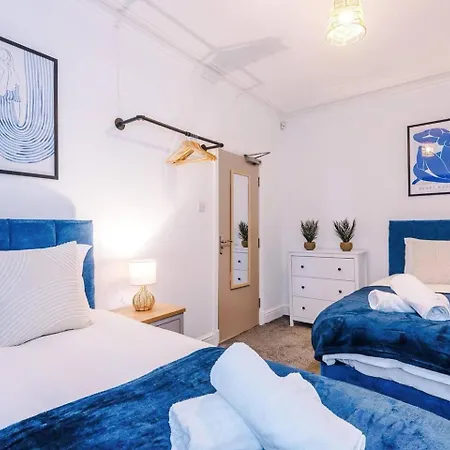 3 Bedroom House | Sleeps 7 | Free Parking | Fast Wi-fi *