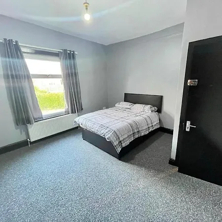 6 Bedroom House - Next To Parklife Festival * Manchester