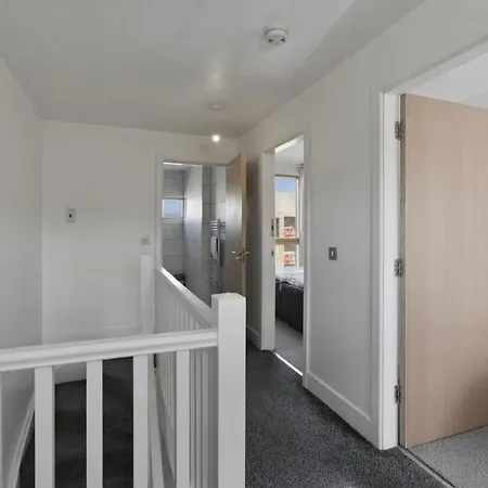 Modern 4 Bedroom House Free Parking 7 Sleeps * Manchester