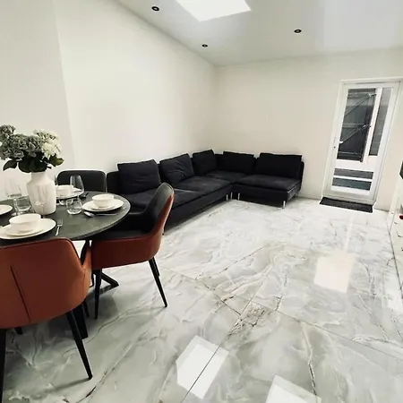 House Sleeps 10 With Free Parking - Pets Welcome Tatil Evi Manchester