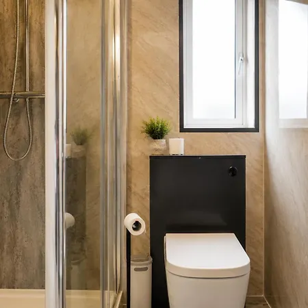 Modern 4br Sleeps 7 With Garden And Free Parking *