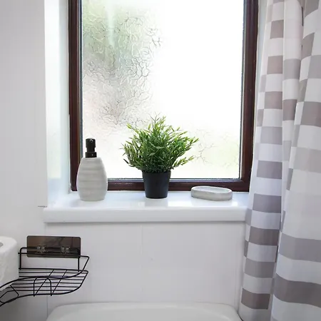 Spacious 2br In Chadderton Near