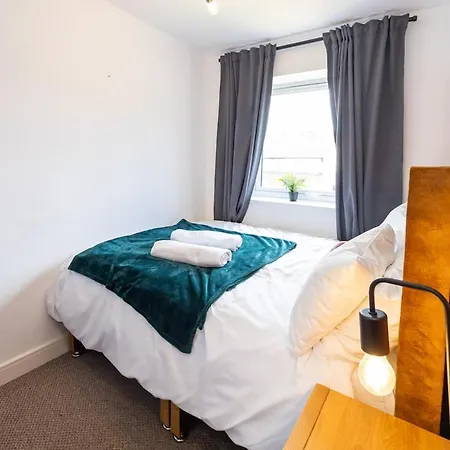 3-bed Near Centre-coop Live-etihad Man Stadium-driveway Parking-sleeps Upto 6 Guests *