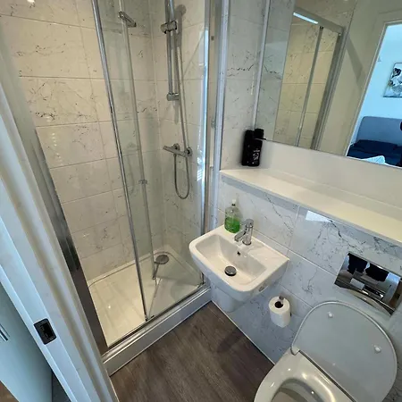 Warm 3 Bedrooms House Close To *