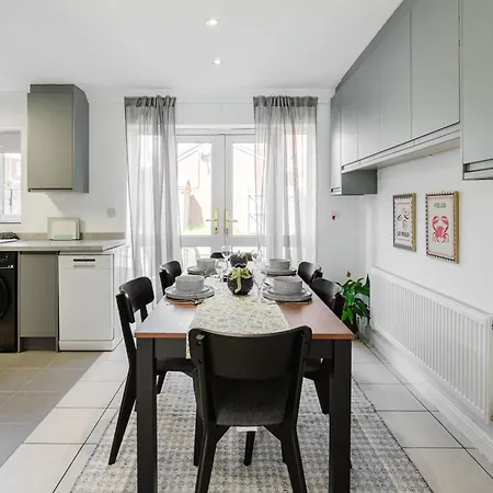Sleeps 10, Modern 5-bed House Near Centre, Free Parking Feriehus Manchester