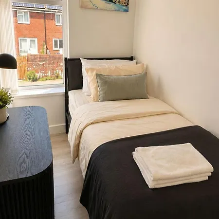 4 Bedroom House Sleeps 7 -free Parking -co-op Live *