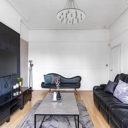 Enormous 5 Bed House - Sleeps 13 - Free Parking *