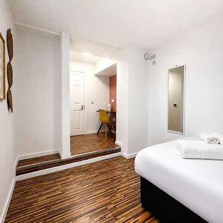 Tatil Evi 6-bed House - Sleeps 12 - Free Parking Manchester