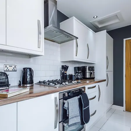 Tatil Evi New Cosy 2br | Pool Table | Parking | Ps4 + Games Manchester