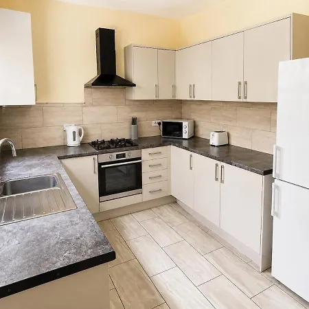 Spacious House Sleeps 8 Near Mri And Centre Free Parking Tatil Evi *