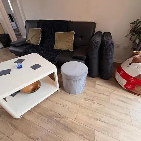 Sleeps 4 With Free Parking And Garden * Manchester