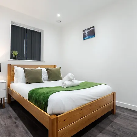 Group-friendly 4br House With Driveway Parking In Tatil Evi Manchester