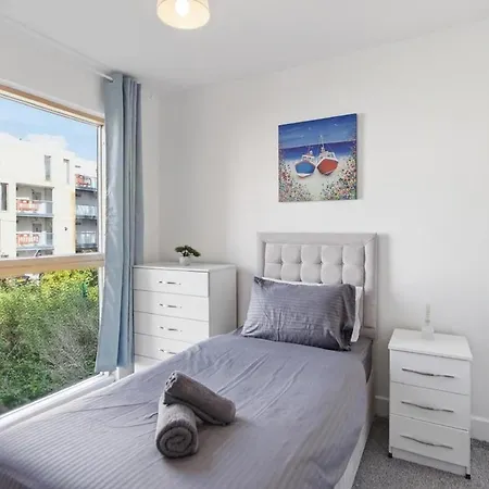 Nyaraló Modern 4 Bedroom House Free Parking 7 Sleeps