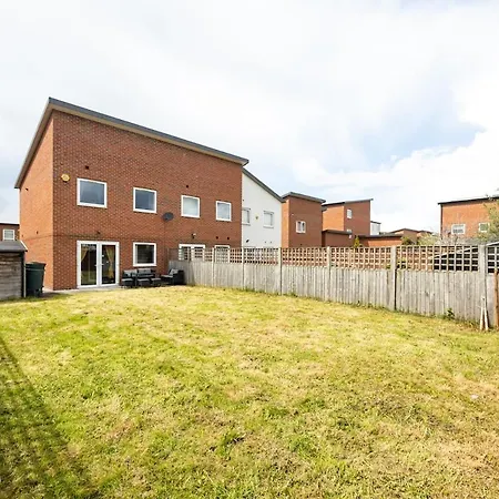 3-bed Near Centre-coop Live-etihad Man Stadium-driveway Parking-sleeps Upto 6 Guests Nyaraló *