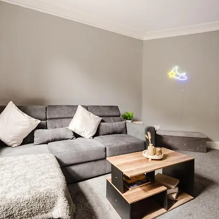 Nyaraló Modern 3br For 8 - Easy Access - Free Parking