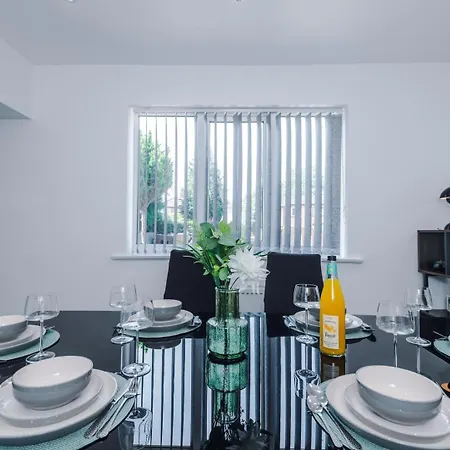 Modern Chorlton | Parking | & Airport Manchester