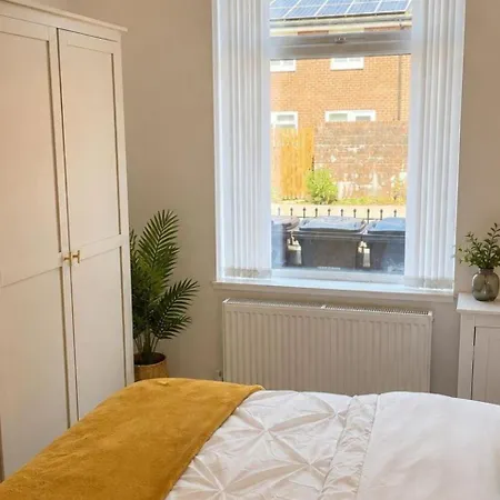 4 Bedroom House Sleeps 7 -free Parking -co-op Live *